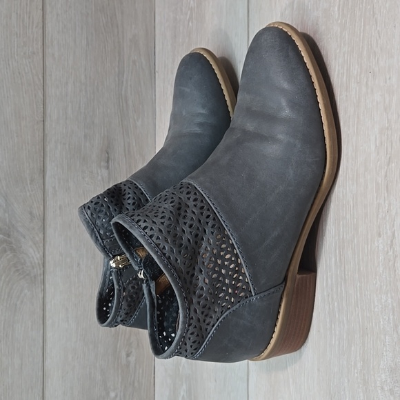 Comfortiva Women's Ankle Pillowtop Leather Memory Foam Boots Shoes Sz 7.5M - Picture 2 of 11